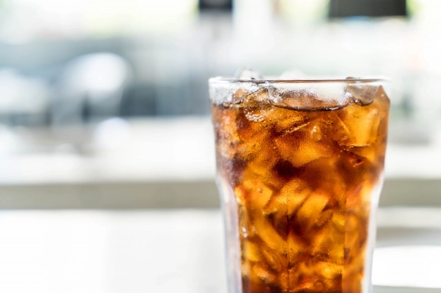 Стоит ограничить употребление газированных напитков.