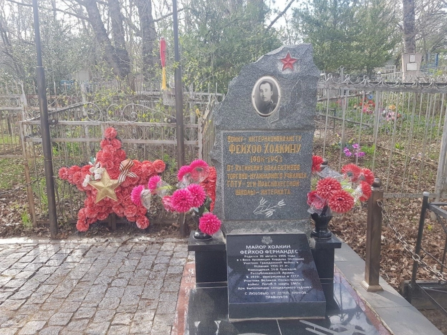 Памятник Хоакину Фейхоо в селе Краснолесье Симферопольского района. Фото личный архив Константина Попова.