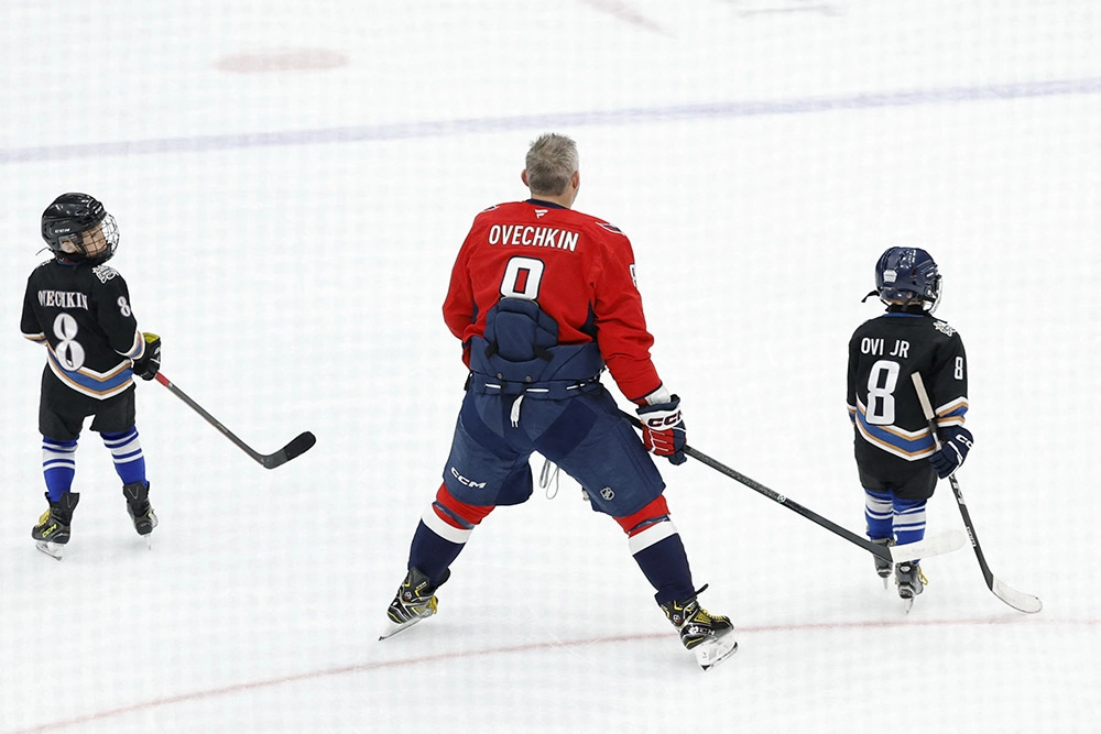 Александр Овечкин с сыновьями на матче между «Вашингтон Кэпиталз» и «Виннипег Джетс».