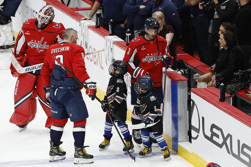 Александр Овечкин с сыновьями на матче между «Вашингтон Кэпиталз» и «Виннипег Джетс».