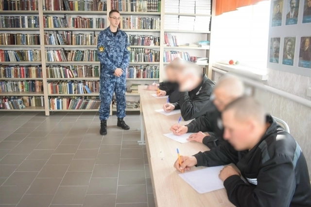 Осуждённые пишут поздравительные открытки родным.