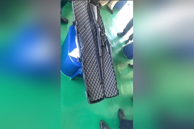 Мужчина взял с собой в путешествие оружие.