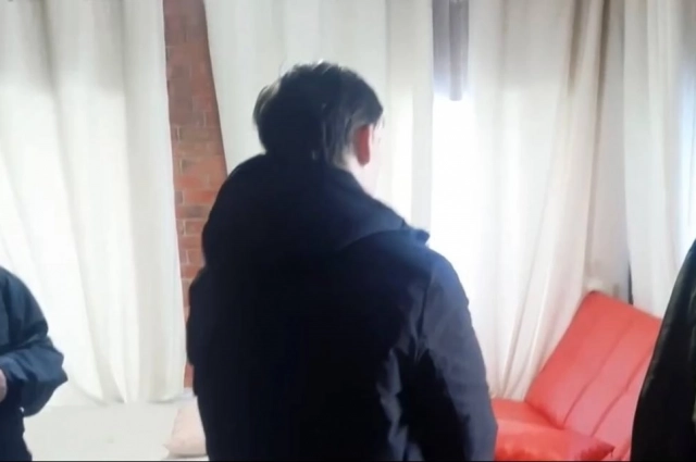 На кадре запечатлён преступник во время следственного эксперимента.