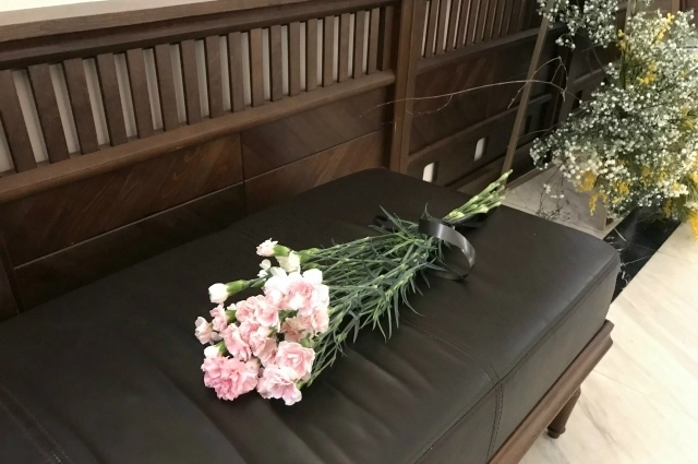 На прощание с артистом многие несли именно белые цветы.