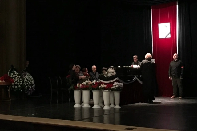 Первыми почтить память артиста пришли коллеги по сцене.