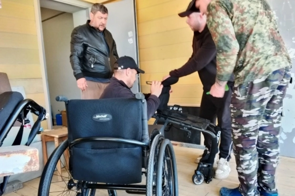Александр в коллегами проводит апгрейд коляски.