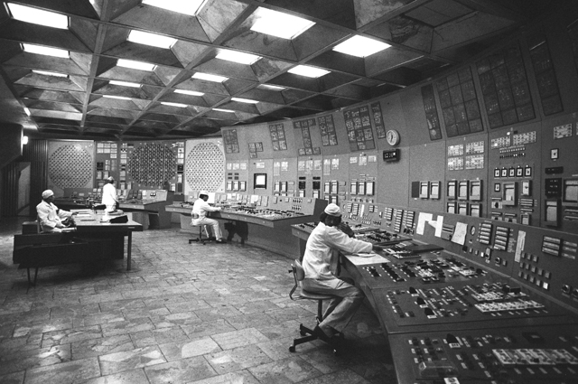 В помещении блочного щита управления энергоблока Чернобыльской атомной электростанции в городе Припять.