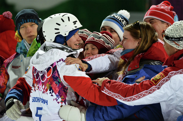 Александр Смышляев (Россия), завоевавший бронзовую медаль в могуле во время соревнований по фристайлу среди мужчин на XXII зимних Олимпийских играх в Сочи, во время цветочной церемонии
