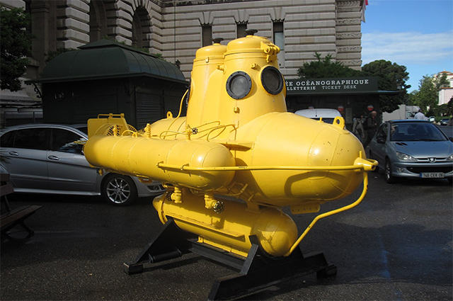 Подводная лодка Жак-Ива Кусто в Монако у океанографического музея.
