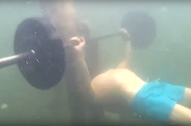  Силач из России установил достижение с штангой под водой.