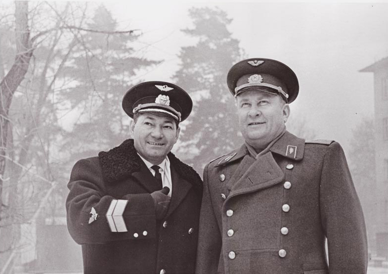 Два боевых лётчика-товарища — Талгат Бегельдинов и Сергей Луганский, оба удостоенные званий дважды Героя Советского Союза.