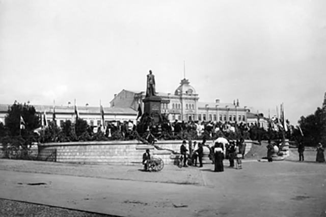 Памятник Александру II установили в 1901 году на средства горожан, а после революции 1917-го - снесли.