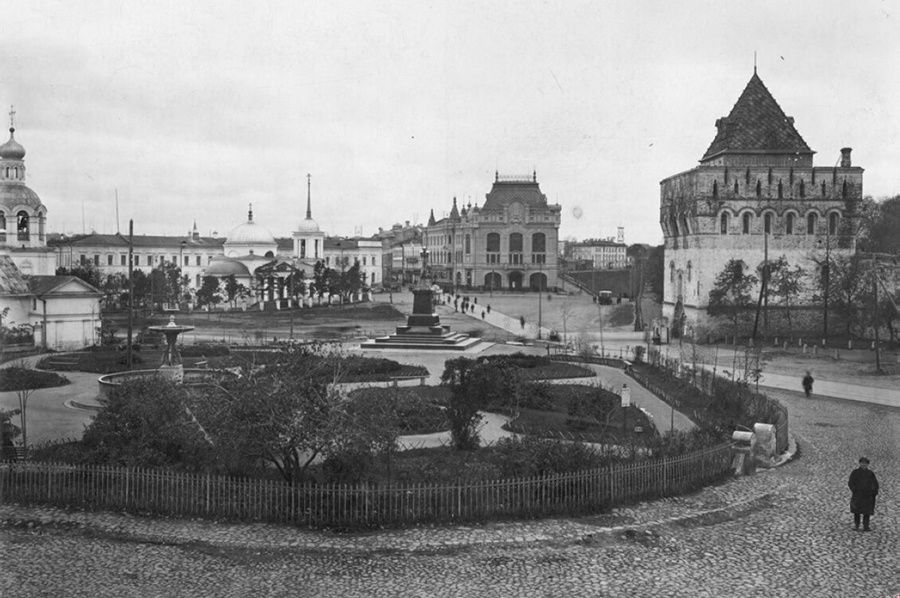 Фонтан в центре Благовещенской площади заложили 1 июля 1846 года, он снабжал водой горожан. На фото - площадь в 1890-х годах. 
