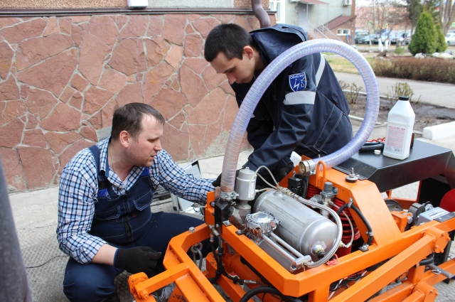 Поверку и техобслуживание дорожной лаборатории проводят метрологи Омского ЦСМ Денис Новиков и Владимир Кузнецов.