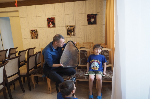 Дмитрий Верфель учит детей фотографировать.
