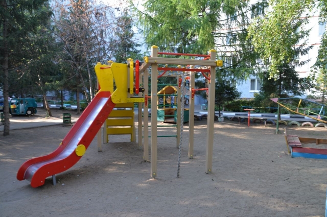 Во дворах появляются современные детские площадки.
