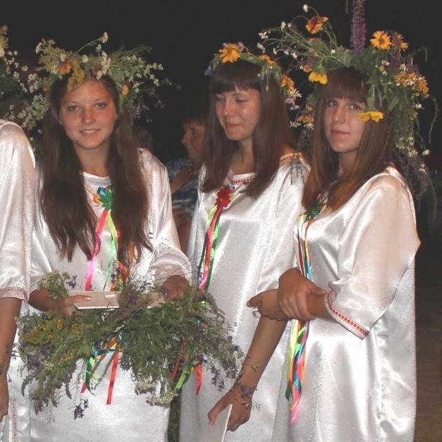 Традиционный народный костюм белорусов – цвета льна. 
