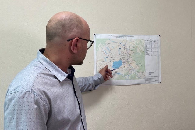Сергей Бурыкин объясняет, как будет проходить газопровод по городу