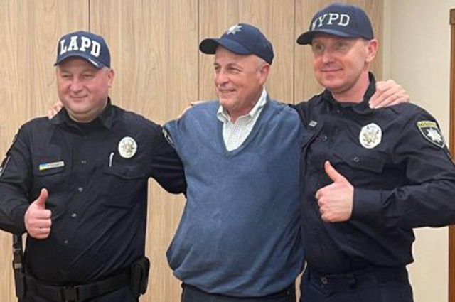 Болвинов (справа ) обнимает полицейского из США (в свитере). 