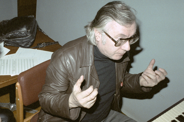 Композитор Юрий Саульский во время работы над песней, 1982 г.