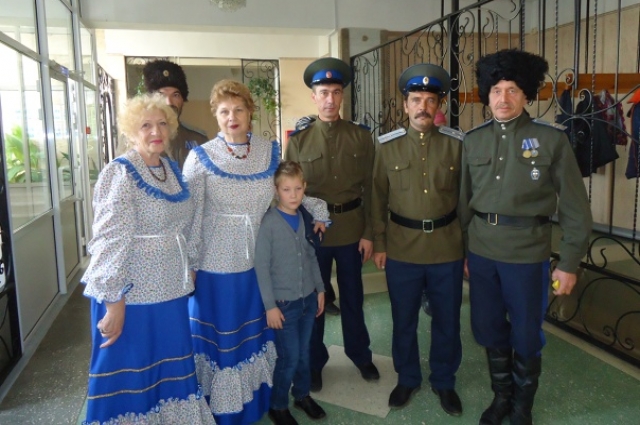 Людмила Николаевна Куковенкова (крайняя слева) в настоящее время исполняет обязанности казачьего атамана.