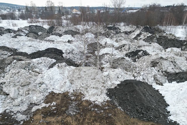 В Свердловской области обнаружили нелегальный снежный полигон у берега реки