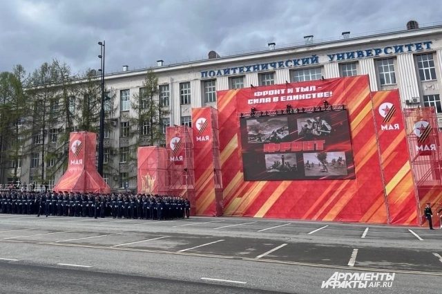 На Октябрьской площади пройдёт традиционный парад.