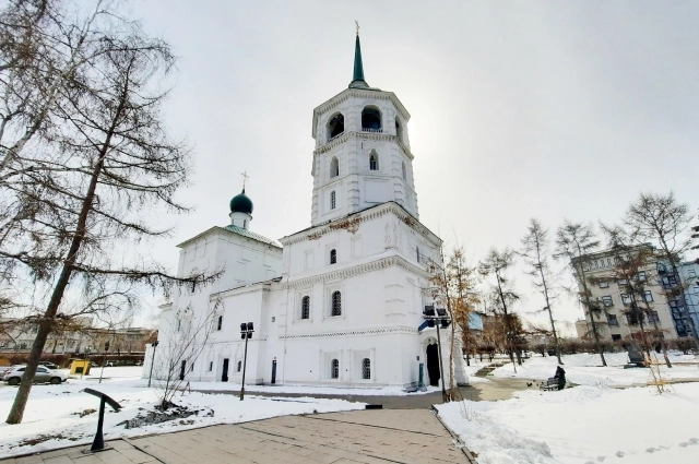 С колокольни храма открывается прекрасный вид на Ангару.