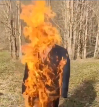 На Украине сожгли чучело Трампа.