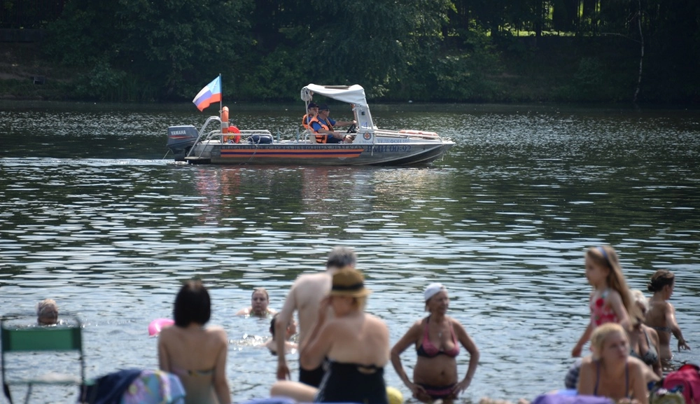Москвичи отдыхают на пляже Большого Садового (Академического) пруда в Москве.