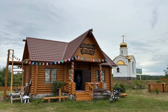 Дом и Часовня.