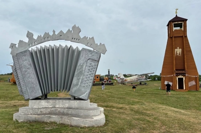 Памятник гармони.