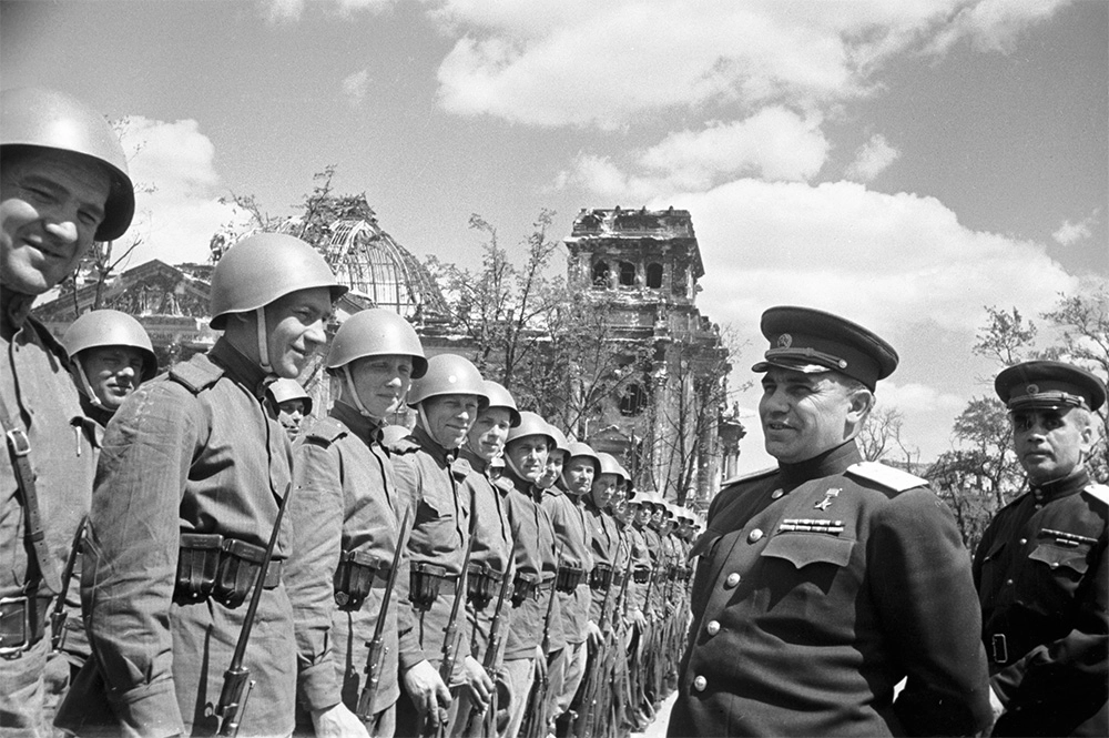 Первый военный комендант Берлина генерал-полковник Николай Эрастович Берзарин во время торжественной церемонии отправки Знамени Победы в Москву. 1945 г.