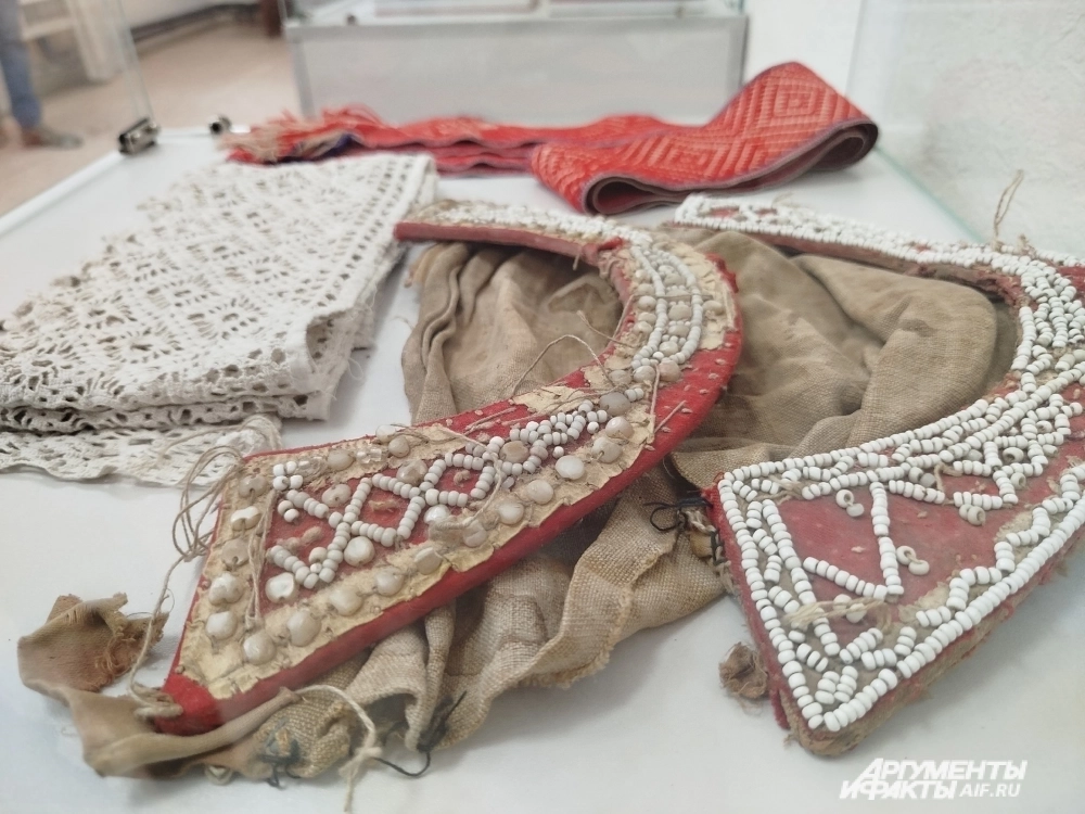 Кокошники, расшитые бусинами.