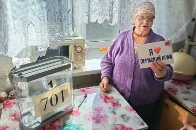 А вот так выглядит голосование на дому — с урной (правда, маленькой) и подарком-календариком.