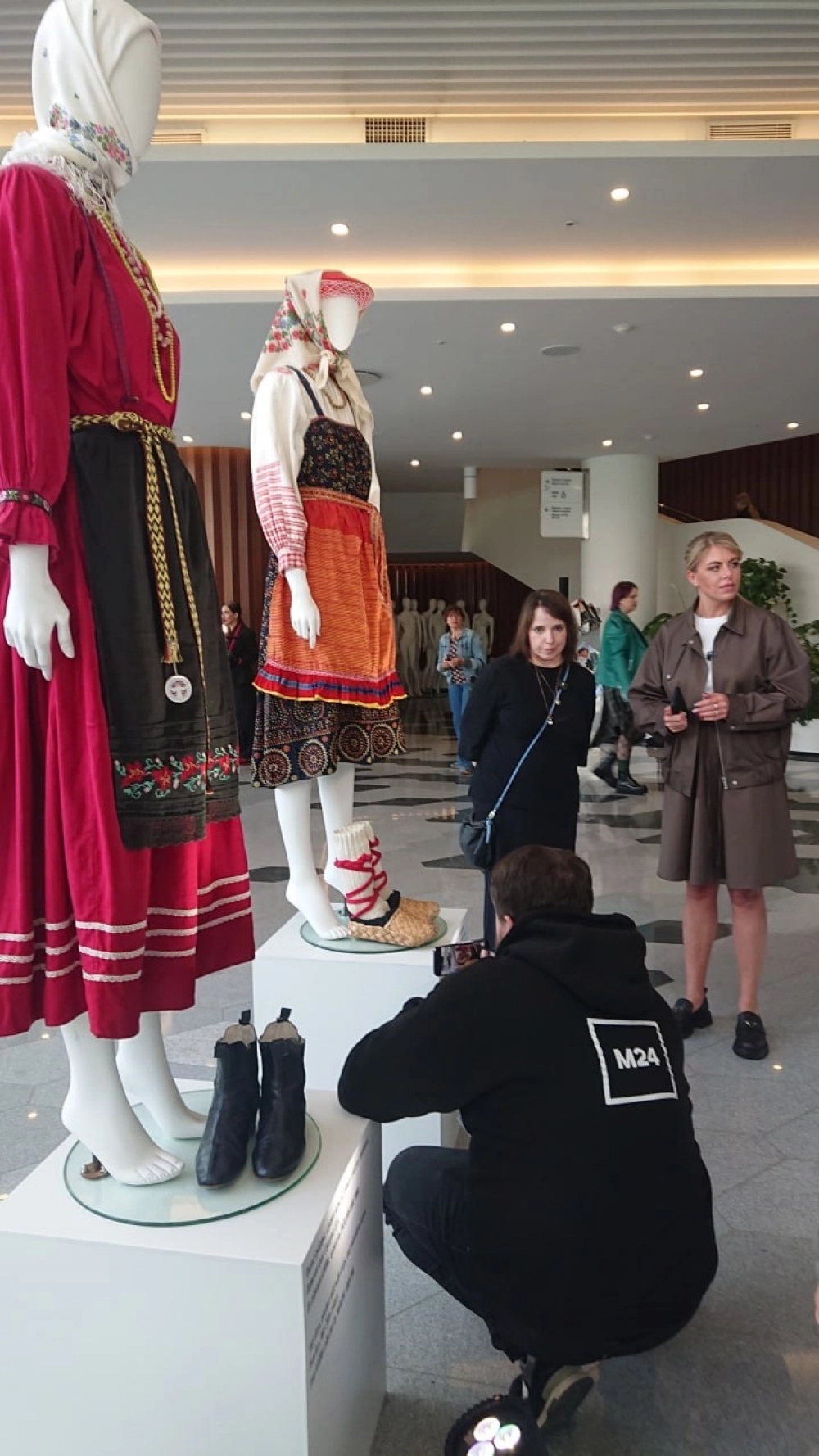 Посетители выставки проявляли интерес к старинным национальным костюмам.
