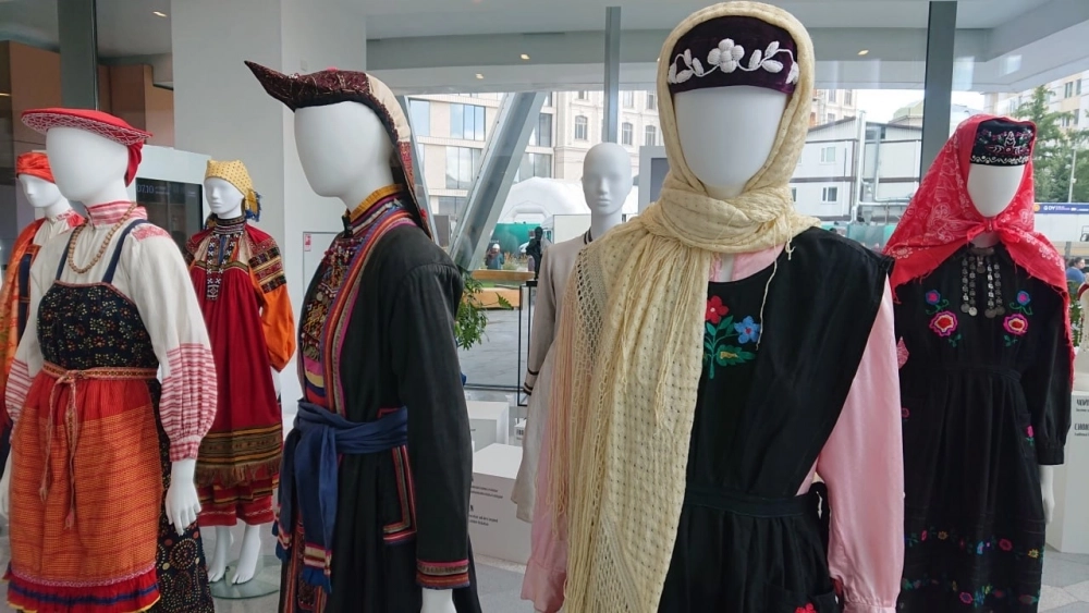 Костюмы из коллекции KAMWA показали на выставке «Родные мотивы» в рамках форума BRICS+ Fashion Summit.