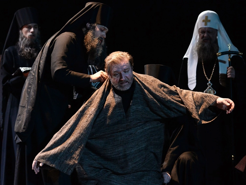 Владимир Симонов в роли Бориса Годунова (в центре) в спектакле 