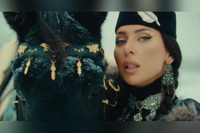 Алсу предстала в клипе в татарском народном костюме.