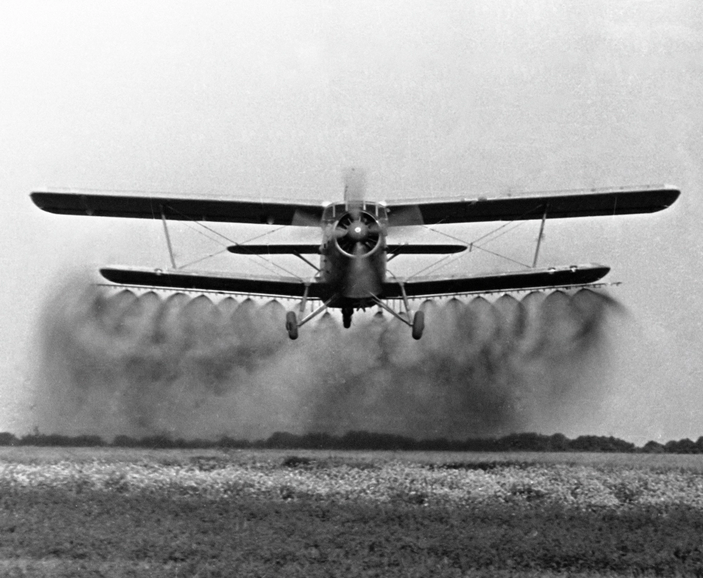Самолет Ан-2 испытывает новую аппаратуру для опрыскивания полей.