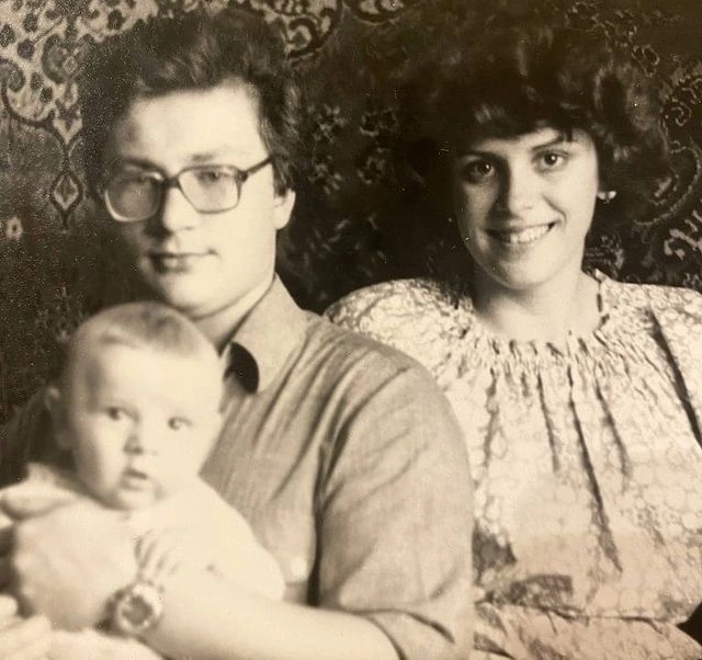 Антон Хабаров в детстве с родителями.
