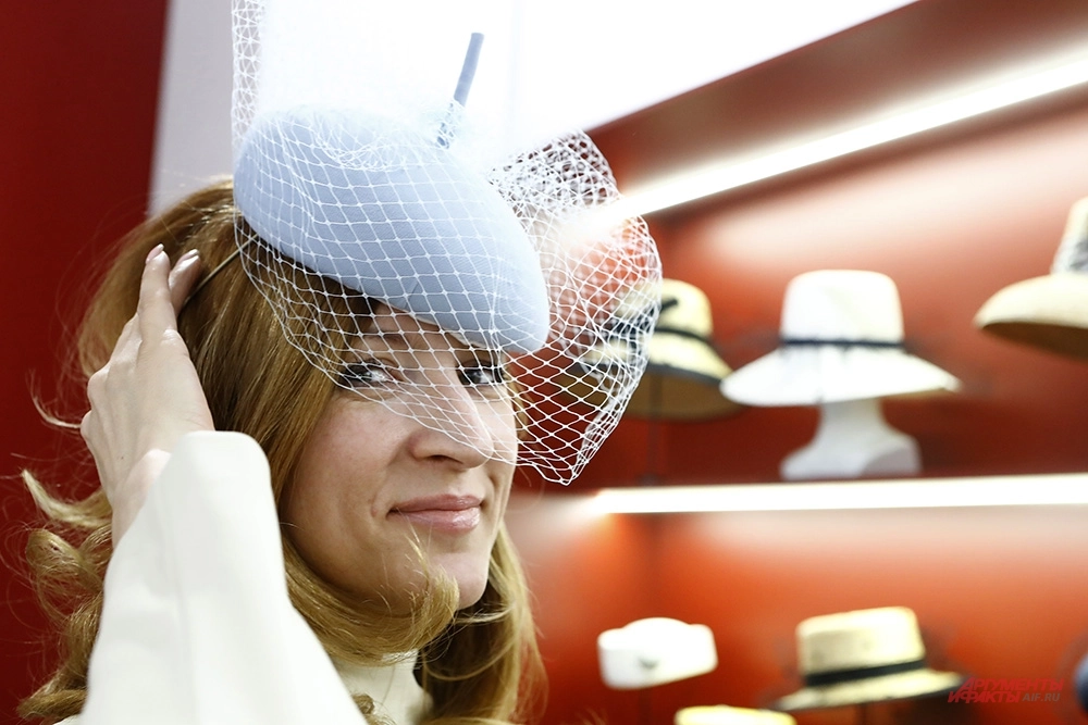 Шляпки в моде классической формы, небольшие и самых разных оттенков.