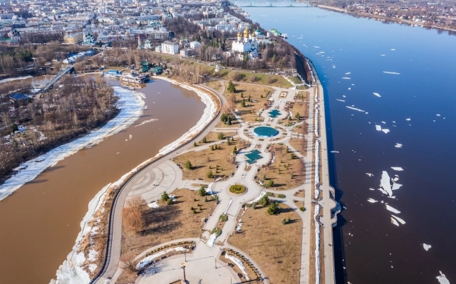 Кажется, что вода в Которосли стала грязной.