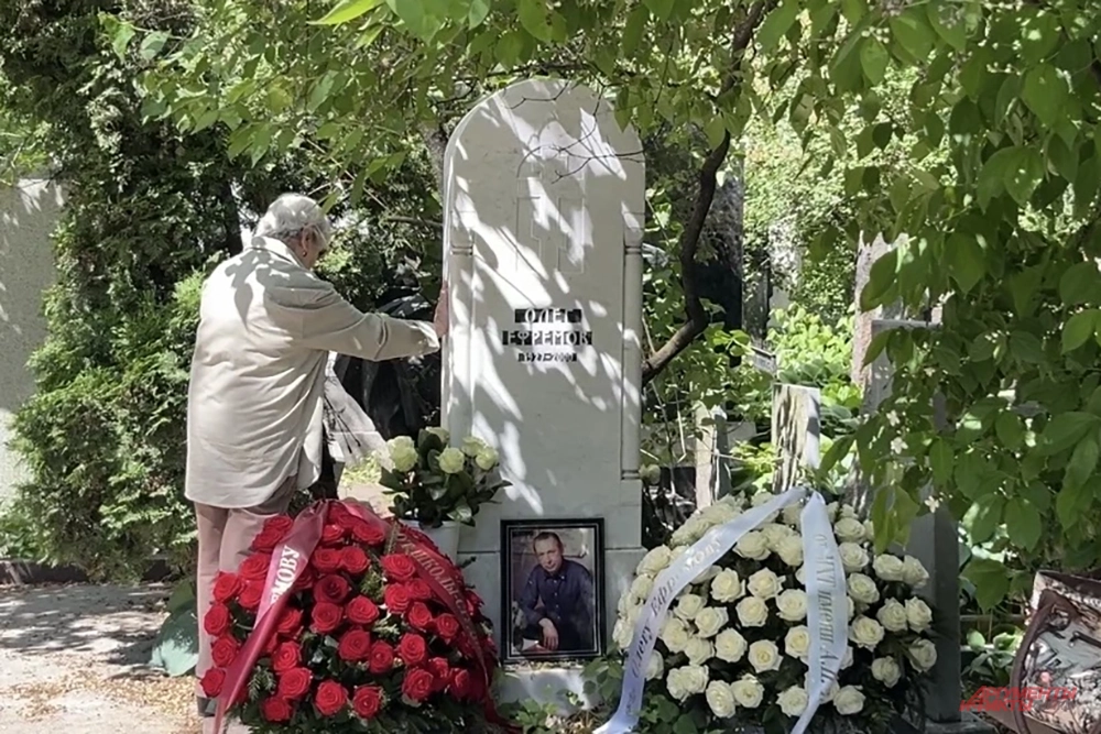 Могила Олега Ефремова на Новодевичьем кладбище.