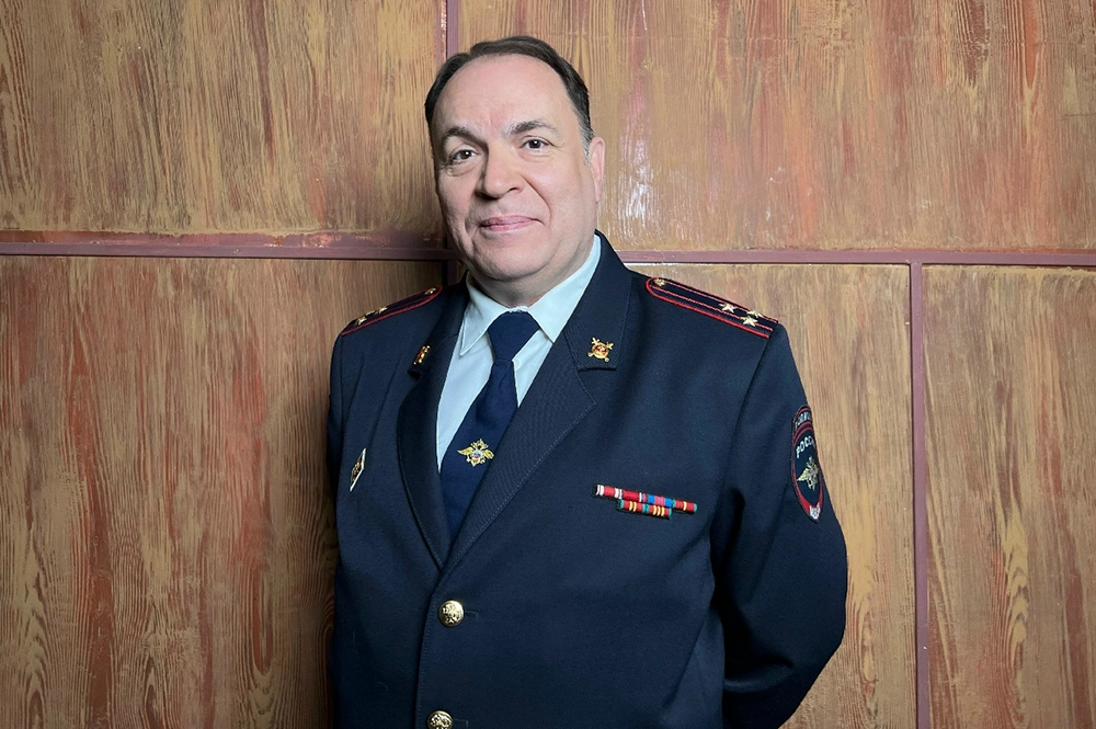 Андрей Москвичёв в роли полковника Кутепока в сериале Абонемент на расследование.