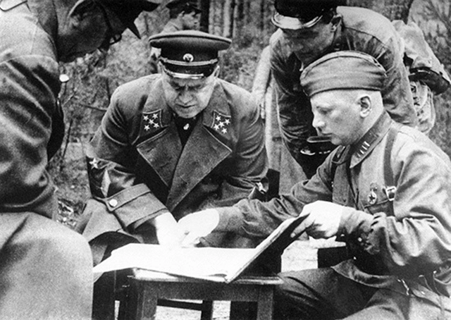 Генерал армии Георгий Жуков под Ельней, 1941 г.