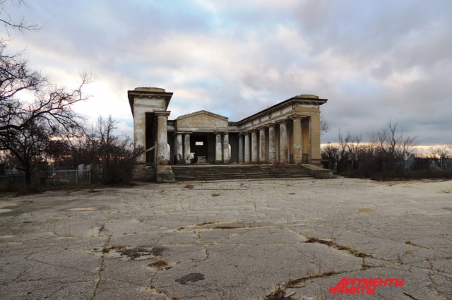 Так сегодня выглядит мортуарий на старом, не используемом, кладбище Волжского.