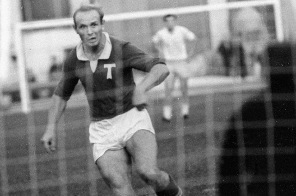 Эадуард Стрельцов во время футбольного матча.