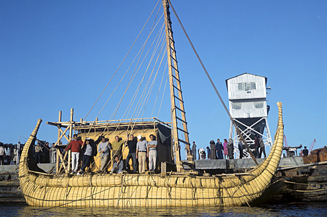 Экипаж папирусной лодки Ра-2 во главе с норвежским путешественником Туром Хейердалом. Маршрут экспедиции пролегает через Атлантический океан из марокканского города Сафи до Бриджтауна, столицы Барбадоса