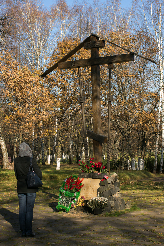 Поклонный крест, установленный в память жертв политических репрессий, на Бутовском полигоне в Москве.